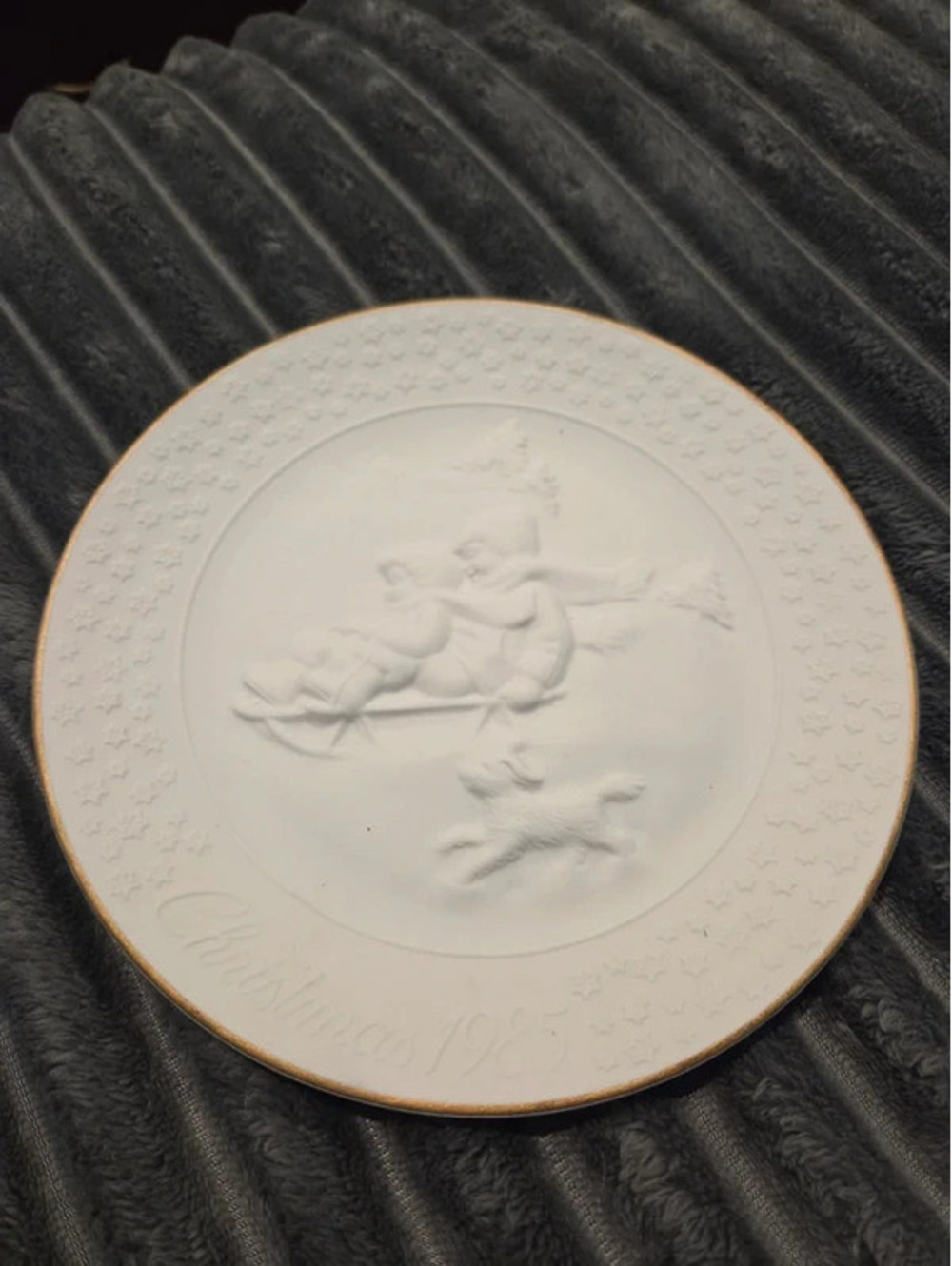Vintage 1985 "A Child's Christmas" collector plate by Avon